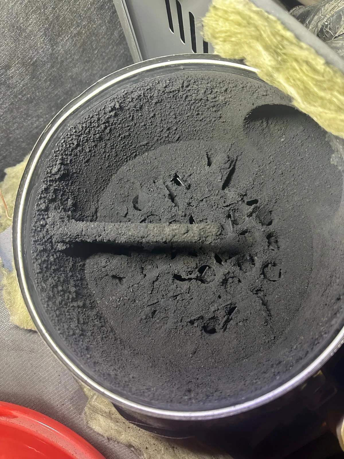 Hollín acumulado en hogar de caldera de gasoil antes de limpieza